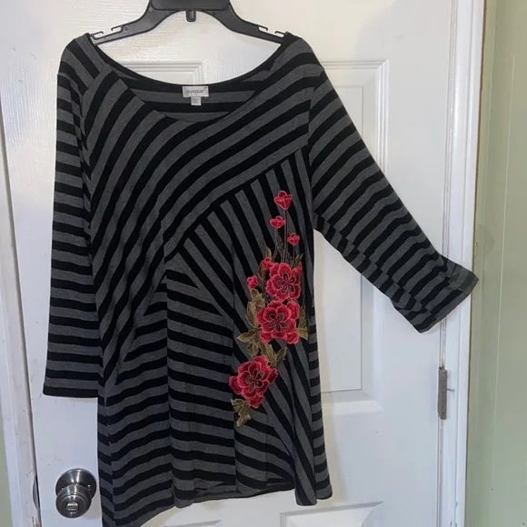 Avenue black and grey stripe floral top size 14/16 - Picture 1 of 6